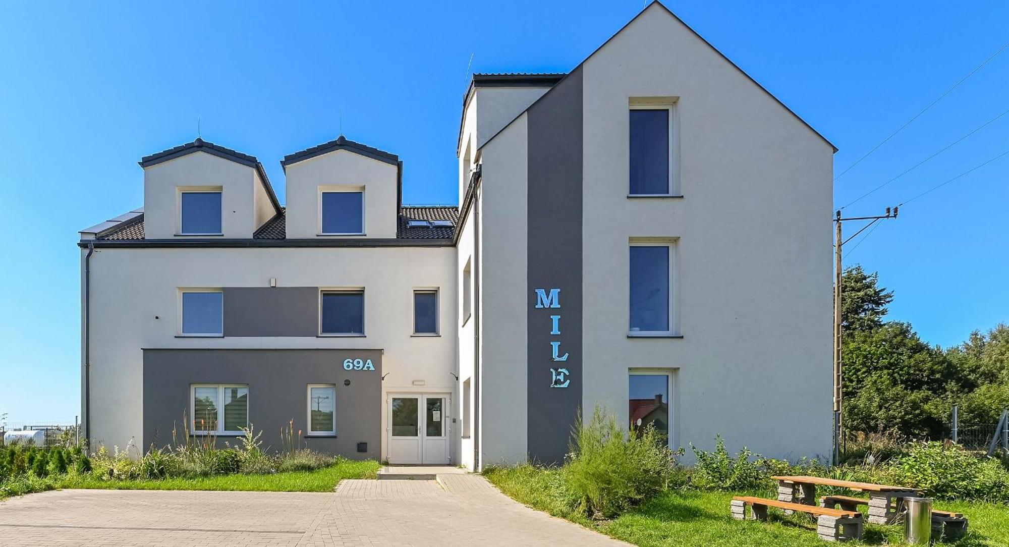 Mile Gdansk Airport & Parking Dlugoterminowy Bed and Breakfast Buitenkant foto