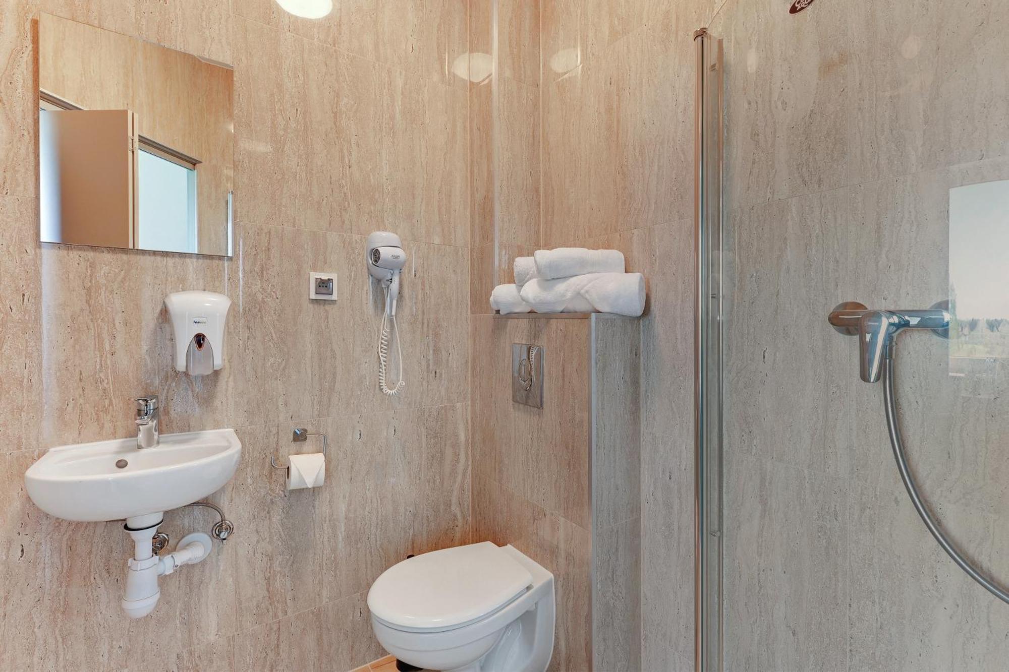 Mile Gdansk Airport & Parking Dlugoterminowy Bed and Breakfast Buitenkant foto