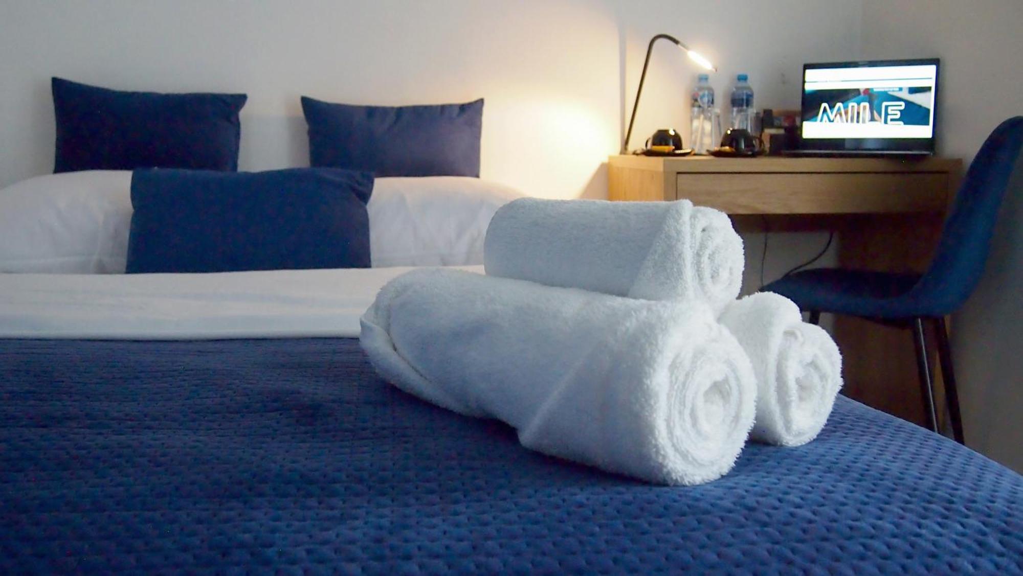 Mile Gdansk Airport & Parking Dlugoterminowy Bed and Breakfast Buitenkant foto