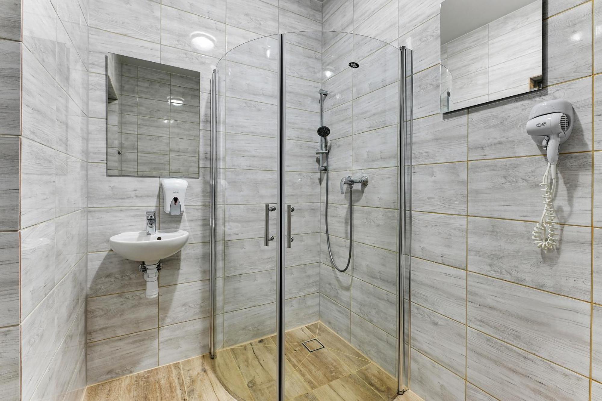 Mile Gdansk Airport & Parking Dlugoterminowy Bed and Breakfast Buitenkant foto